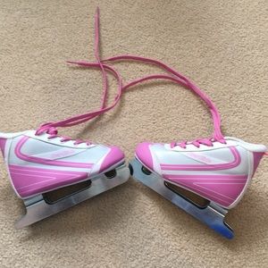 Girls sz12  ice skates NWOT